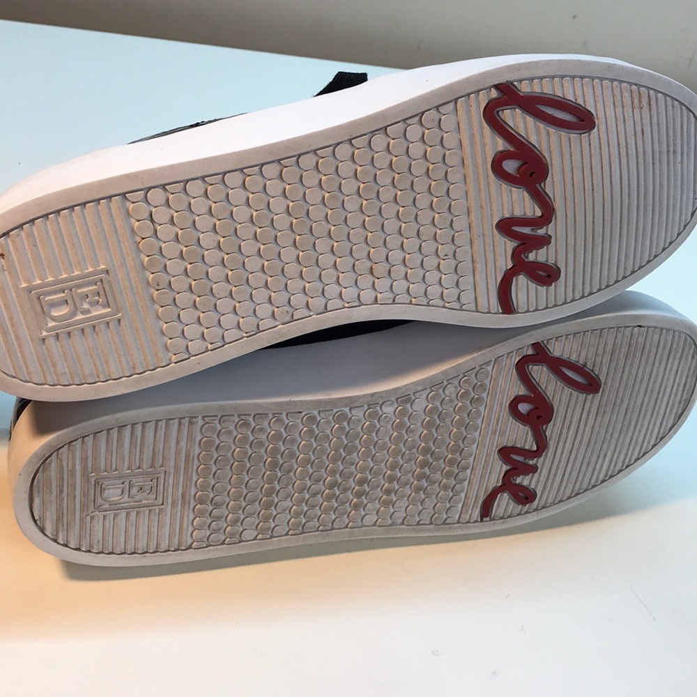 Ellen DeGeneres Black Sneakers with Heart Size 9.5 - Picture 8 of 10